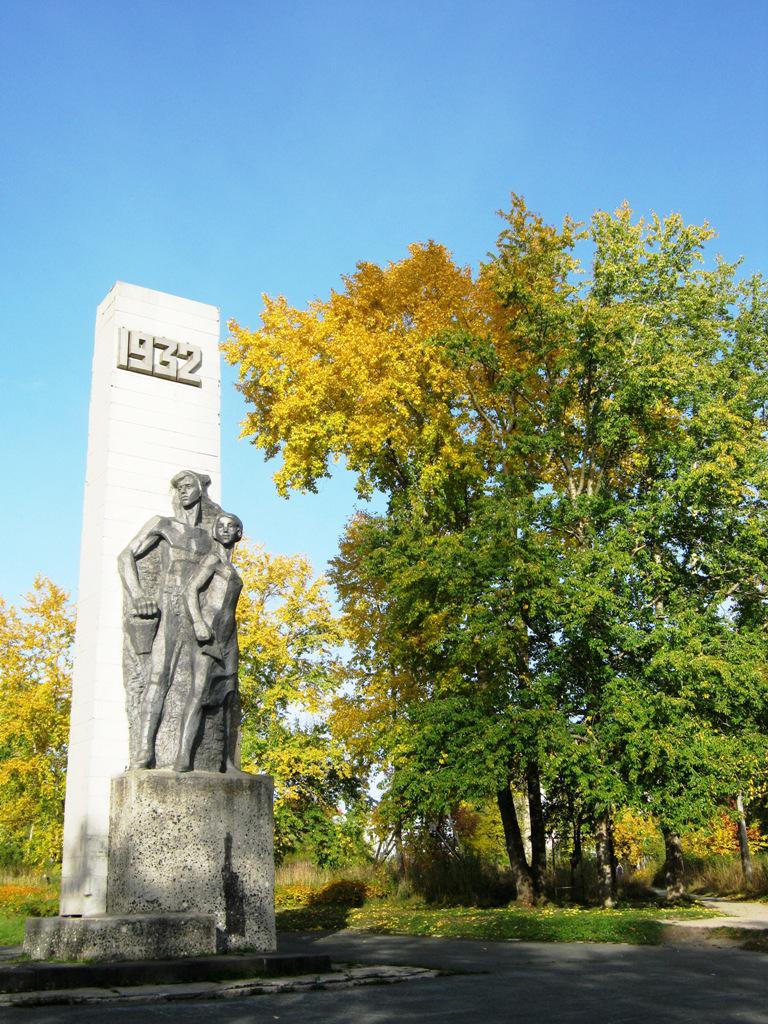 Памятник  Первостроителям