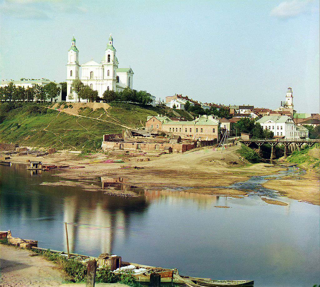 Витебск. Успенский кафедральный собор.На переднем плане   Западная Двина, в нее впадает река Витьба