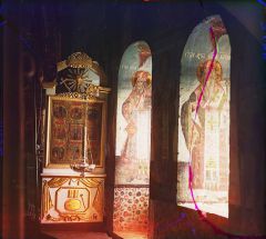 Фрески в оконных нишах и копия иконы Св. Николая Чудотворца в храме