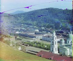 Вид на Златоустовский завод. Вдали гора Таганай.