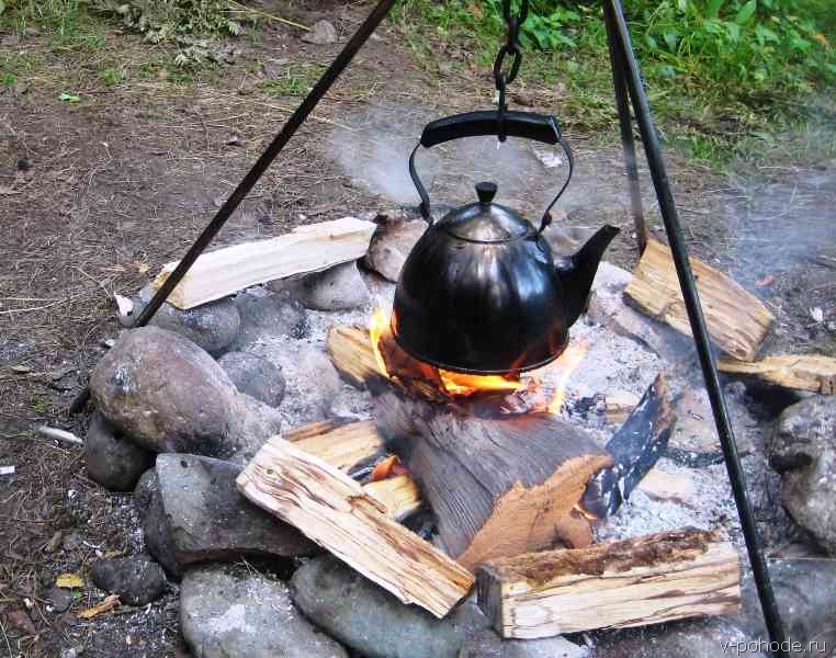 Чайник на костре на горе