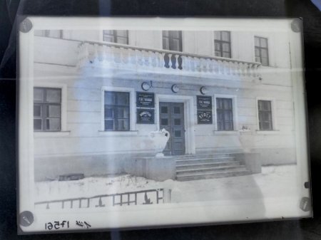 Фрагмент фасада. Гостиница на 120 мест. Россия, г. Березняки. 1950-1956.jpg