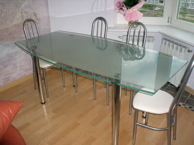 Искусство прозрачности: как выбрать стеклянный стол для дома