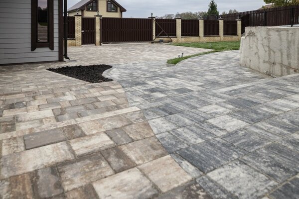 Подготовка основания под тротуарную плитку: ошибки, которые приводят к просадке